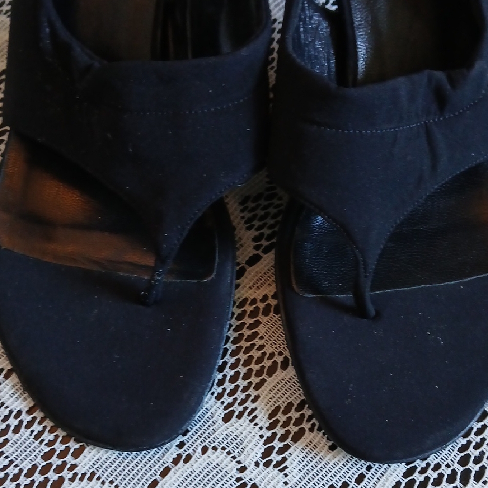 Black Cross-Strap Flat Sandals - image 7